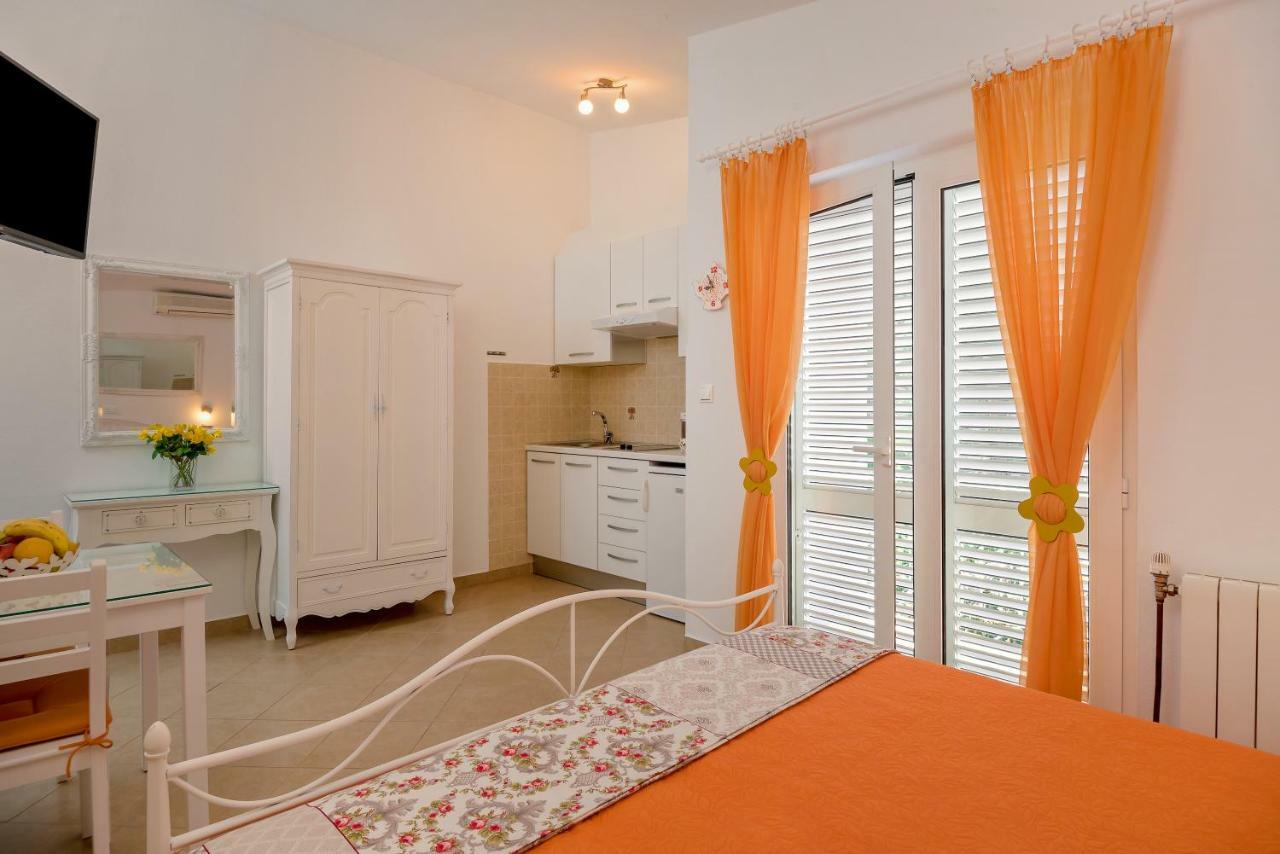 Apartments Villa Lilla Baska Voda Bagian luar foto